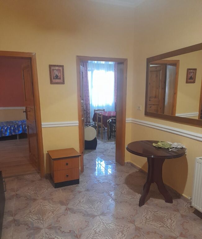 Jepet me qera Apartamenti 2+1, Komuna Parisit prane Kristal Center 650 mije leke