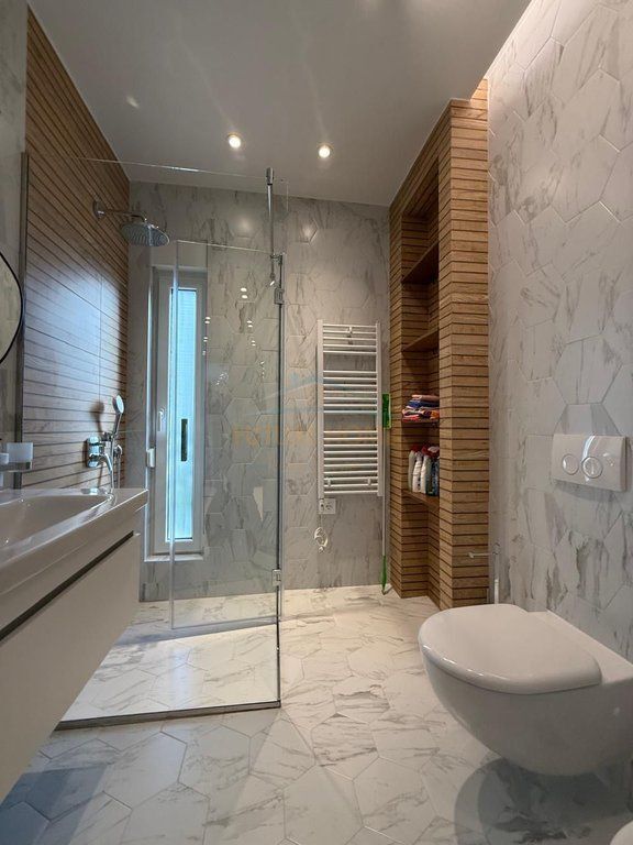 Shitet, Vile 4-kateshe, White House Residence, Lunder, Tirane