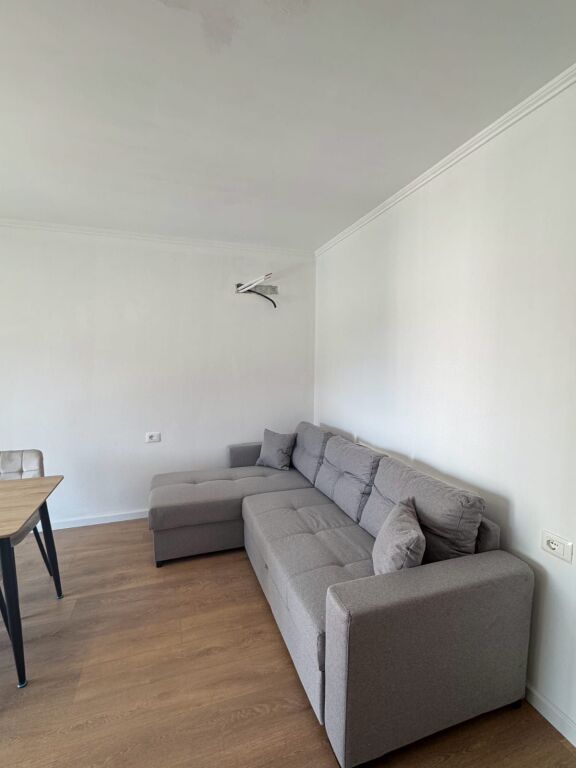 Apartament 1+1, pranë mbikalimit të Shkozës, në Rrugën Islam Rusi.