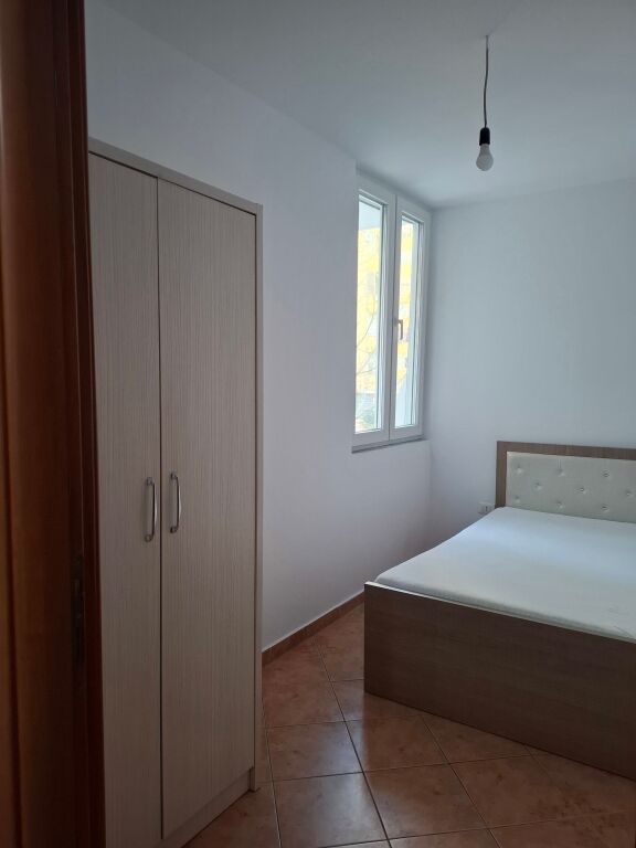Apartament 2+1 me qera Komuna e Parisit Tirane