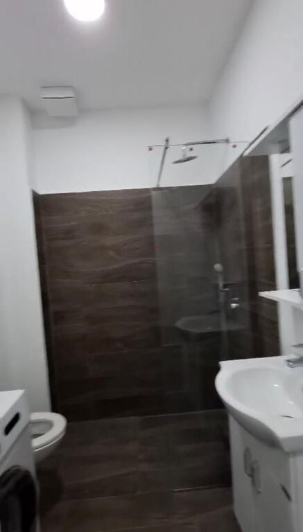 Jepet me qira, Garsoniere , Mbrapa Galaktikut, Durrës