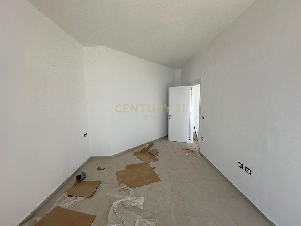 SHITET PAPAFINGO 1+1 me 52.6m2 verande ME PAMJE DETI TEK "WHITE HILL RESIDENCE" NE CURRILA!