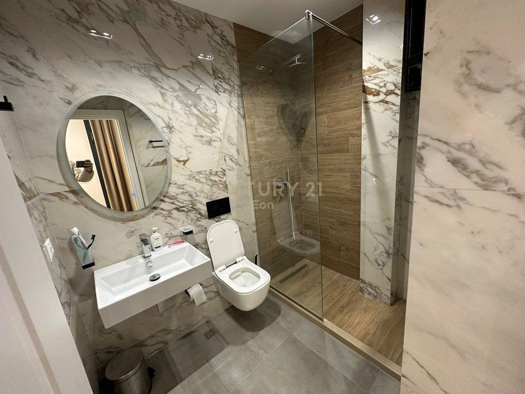 APARTAMENT I PËRSHTATSHËM 2+1+2 NË VOLLGA AFËR 27 KATEVE!