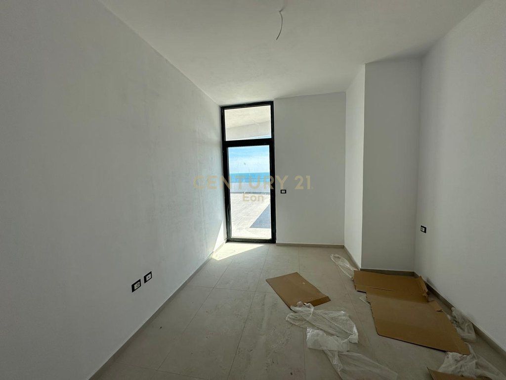 SHITET PAPAFINGO 1+1 me 52.6m2 verande ME PAMJE DETI TEK "WHITE HILL RESIDENCE" NE CURRILA!