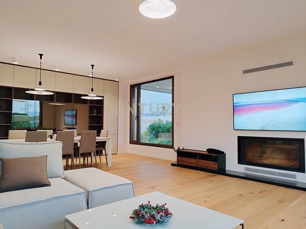 Vilë për qira pranë TEG 5,000 € /Muaj Sip. Totale  600m2