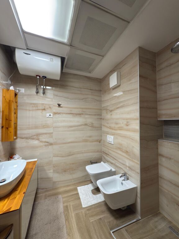 JEPET ME QIRA | Apartament 2+1 – Rruga e Kavajës (përballë Delijorgjit)
