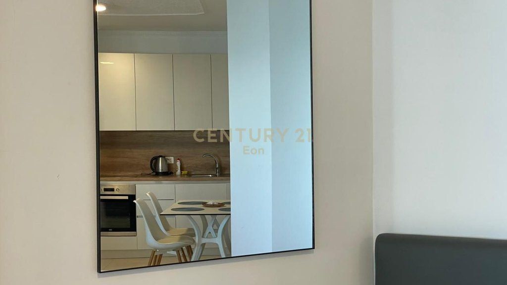 SHITET SUPER APARTAMENT 2+2 NË VIJËN E PARË ME PAMJE NGA DETIT TE SHKËMBI I KAVAJËS, DURRES!!