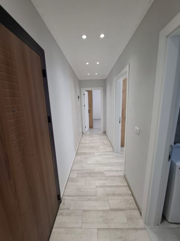 Jepet me Qera Super  Apartament 2+1 Ne Plazh Hekurudha