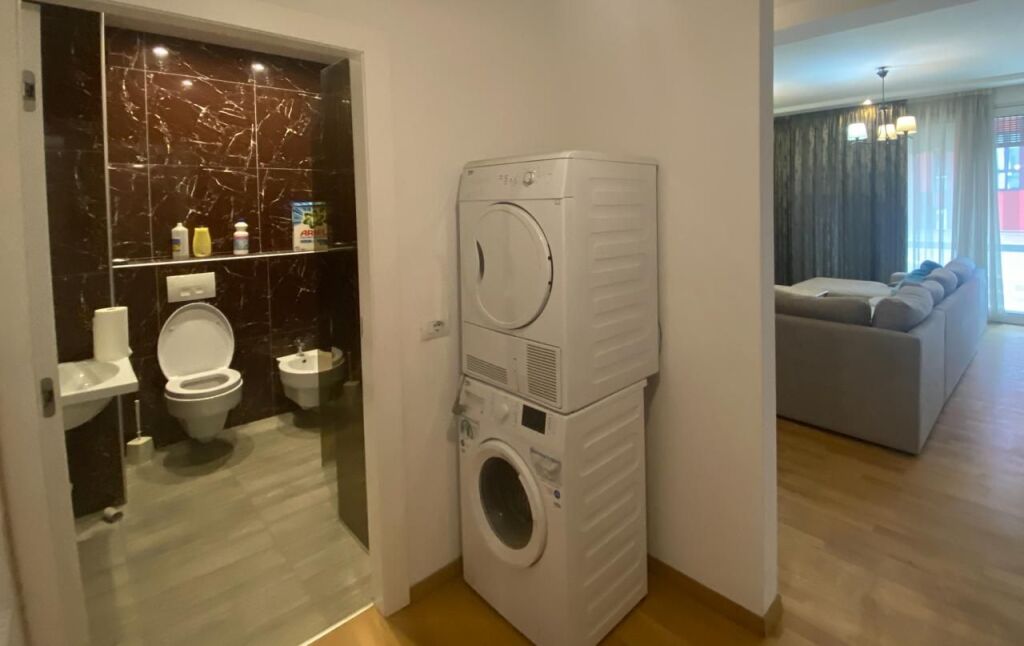 AFFITTASI APPARTAMENTO 2+1+2 bagni, al terzo piano di un edificio di lusso.