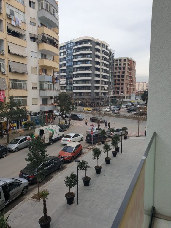 Negozio nel viale principale di Astiri, Tirana