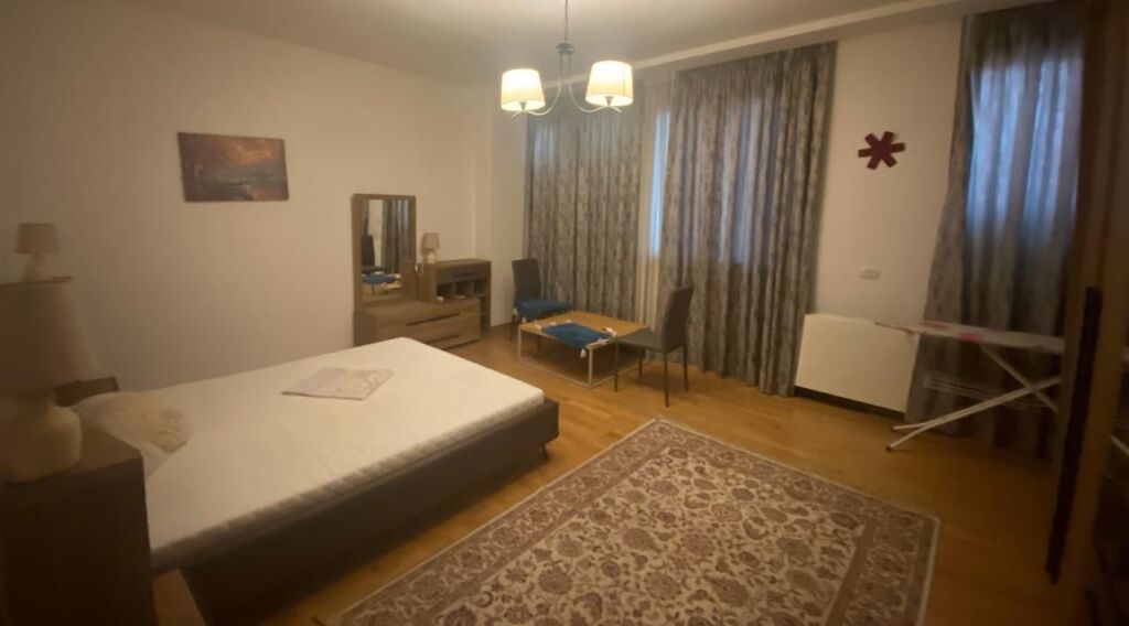 AFFITTASI APPARTAMENTO 2+1+2 bagni, al terzo piano di un edificio di lusso.