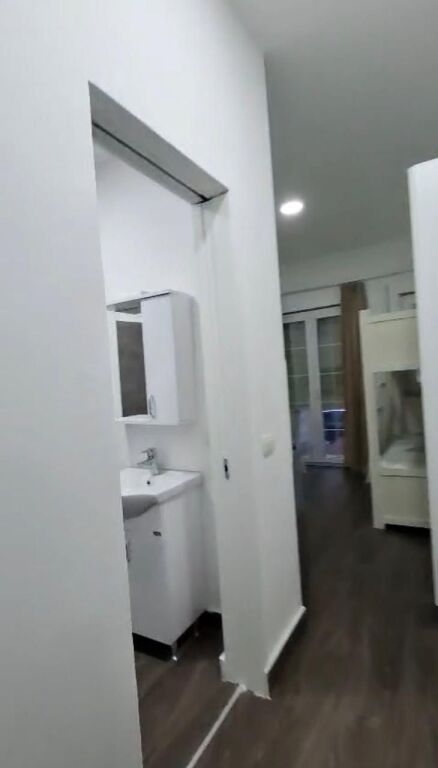 Jepet me qira, Garsoniere , Mbrapa Galaktikut, Durrës