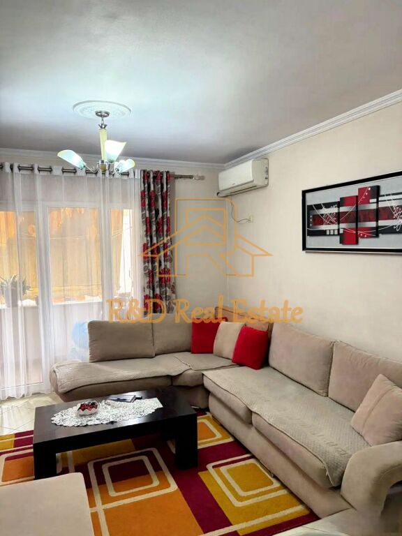 🏡 SHTËPI ME QERA – Kthesa e Kamzës (Pallati i Verdhë)