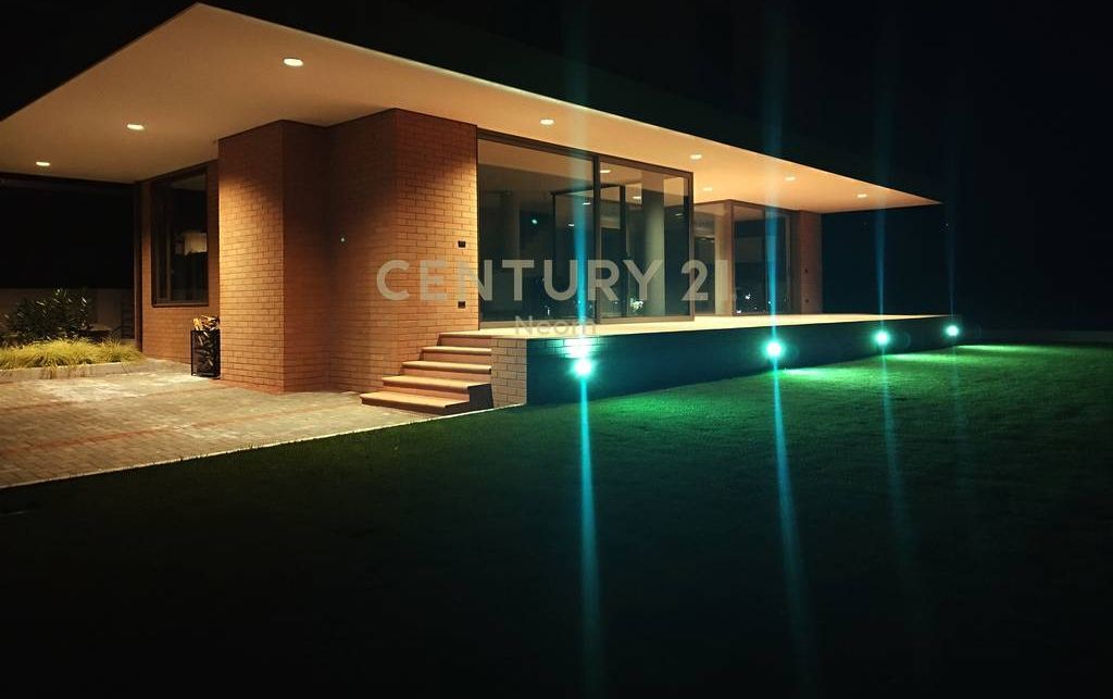 Vilë për qira pranë TEG 5,000 € /Muaj Sip. Totale  600m2