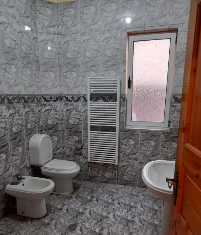 Jepet me qera Apartamenti 2+1, Komuna Parisit prane Kristal Center 650 mije leke