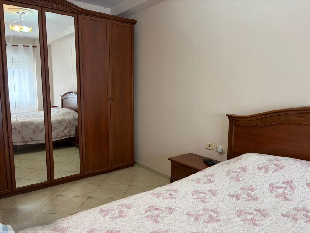 🏡 SHTËPI ME QERA – Kthesa e Kamzës (Pallati i Verdhë)