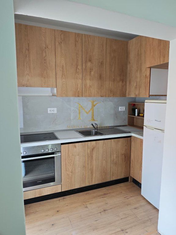 Jepet me qira apartament 2+1, 75 m², kati 2, në pallat ekzistues, në një nga zonat më të preferuara të Durrës, pranë Stadiumi Niko Dovana !