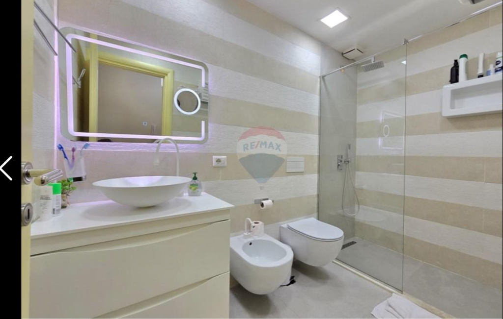 Apartament per shitje 2+1+2 tek Stacioni i Trenit