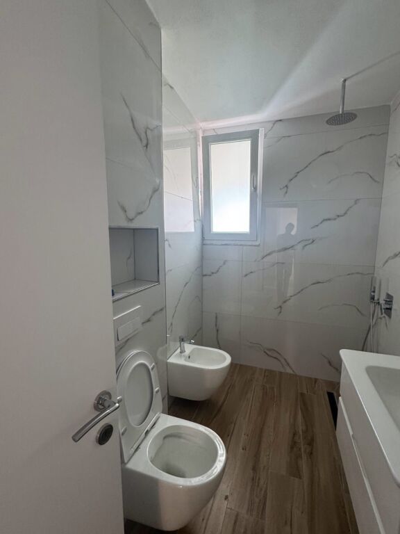 Apartament 1+1, pranë mbikalimit të Shkozës, në Rrugën Islam Rusi.