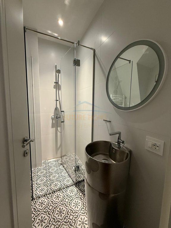 Shitet, Vile 4-kateshe, White House Residence, Lunder, Tirane