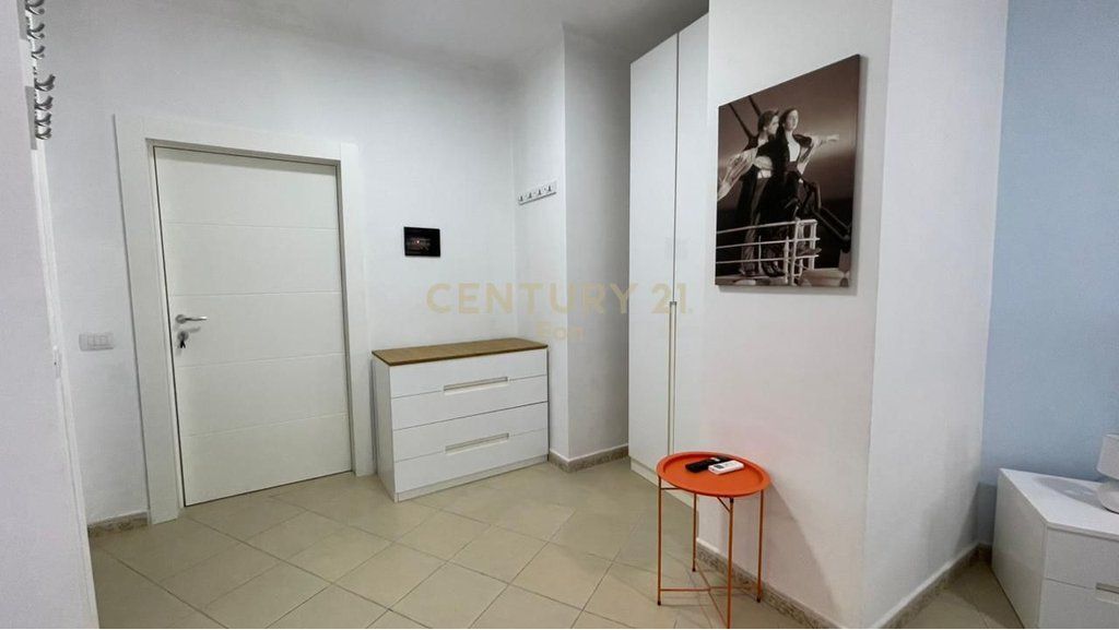 SHITET SUPER APARTAMENT 2+2 NË VIJËN E PARË ME PAMJE NGA DETIT TE SHKËMBI I KAVAJËS, DURRES!!