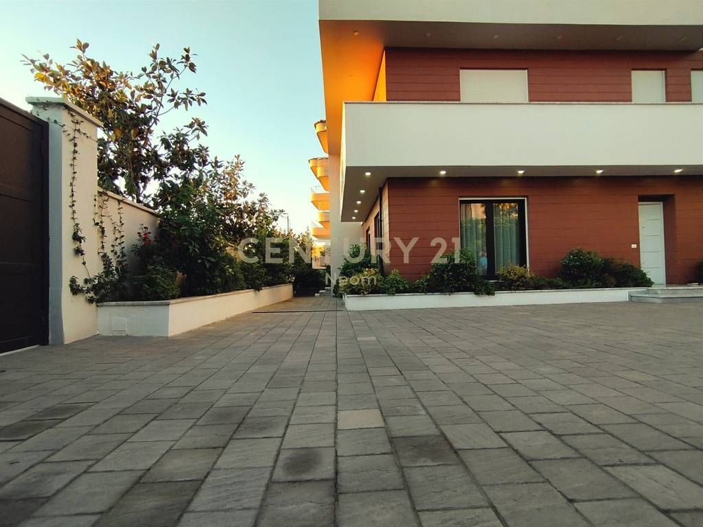 Vilë për shitje pranë Venue Club, Xhamllik