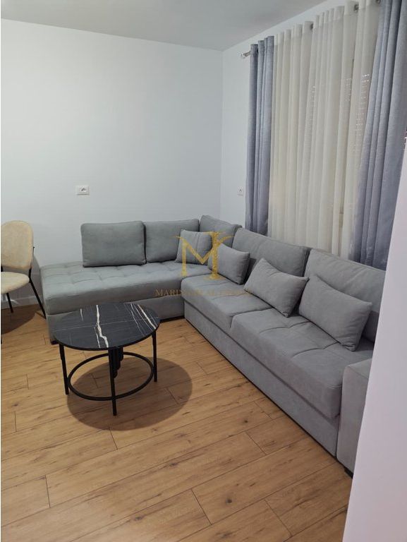 Jepet me qira apartament 2+1, 75 m², kati 2, në pallat ekzistues, në një nga zonat më të preferuara të Durrës, pranë Stadiumi Niko Dovana !