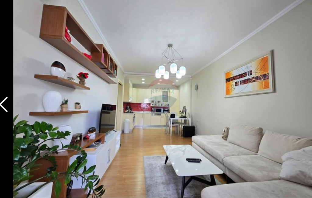 Apartament per shitje 2+1+2 tek Stacioni i Trenit