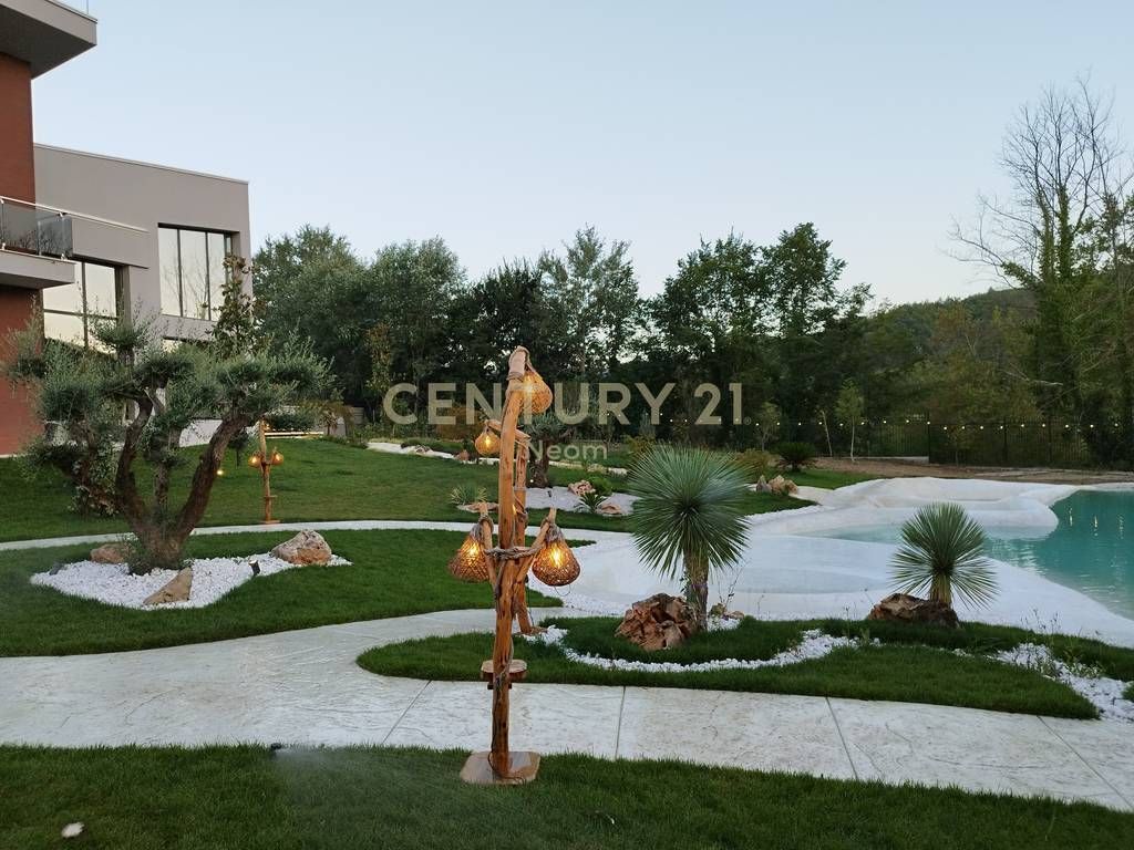 LUXURY VILLA FOR SALE IN PETRELË