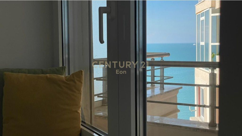 SHITET SUPER APARTAMENT 2+2 NË VIJËN E PARË ME PAMJE NGA DETIT TE SHKËMBI I KAVAJËS, DURRES!!