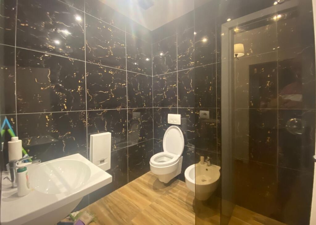 AFFITTASI APPARTAMENTO 2+1+2 bagni, al terzo piano di un edificio di lusso.