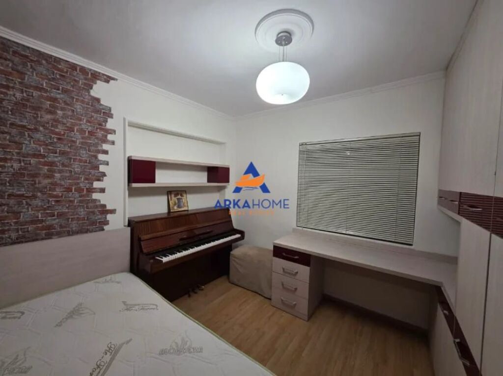 JEPET APARTAMENT ME QERA 4+1+2+BALLKON "RRUGA FORTUZI, MINE PEZA" 1500 EURO