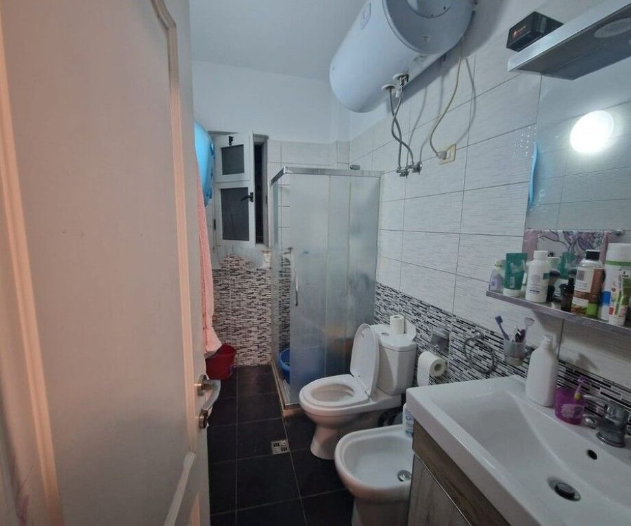 Shitet apartament 1+1 ne rrugen Mine Peza , Tirane.