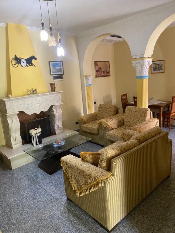 21-Dicembre Appartamento 2+1 in affitto  ✅Informazioni sugli ingressi ; ♦️ Superficie netta: 100 m² ✅Organizzazione : ♦️ Soggiorno ♦️ Cucina ♦️ 2 Camere da letto ♦️ 1 Bagno ✅Altri dettagli : Ingresso privato  📶 Palazzo 2° piano Posizione :21-Dicembre, vicino Hotel Mondial Prezzo affitto : 50.000 Leke