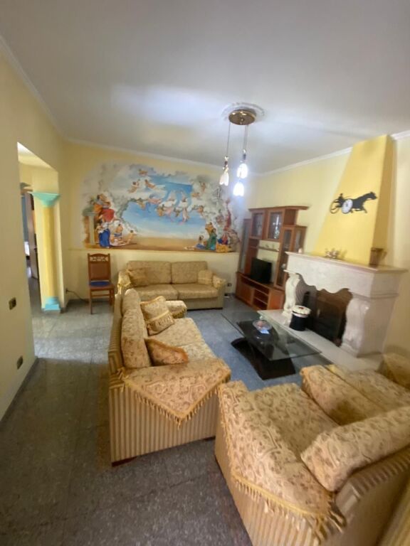 21-Dicembre Appartamento 2+1 in affitto  ✅Informazioni sugli ingressi ; ♦️ Superficie netta: 100 m² ✅Organizzazione : ♦️ Soggiorno ♦️ Cucina ♦️ 2 Camere da letto ♦️ 1 Bagno ✅Altri dettagli : Ingresso privato  📶 Palazzo 2° piano Posizione :21-Dicembre, vicino Hotel Mondial Prezzo affitto : 50.000 Leke