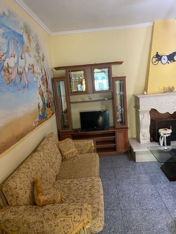 21-Dicembre Appartamento 2+1 in affitto  ✅Informazioni sugli ingressi ; ♦️ Superficie netta: 100 m² ✅Organizzazione : ♦️ Soggiorno ♦️ Cucina ♦️ 2 Camere da letto ♦️ 1 Bagno ✅Altri dettagli : Ingresso privato  📶 Palazzo 2° piano Posizione :21-Dicembre, vicino Hotel Mondial Prezzo affitto : 50.000 Leke