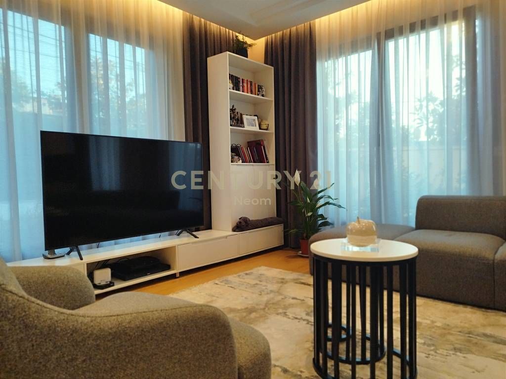 Vile person shitje prane Venue Club