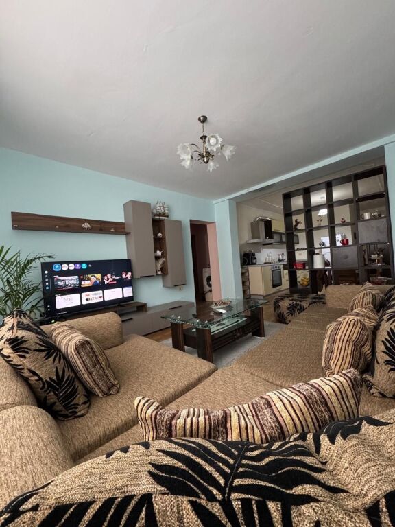 Jepet me qera apartament 1+1, prane stadiumit Dinamo, rruga Gjik Kuqali