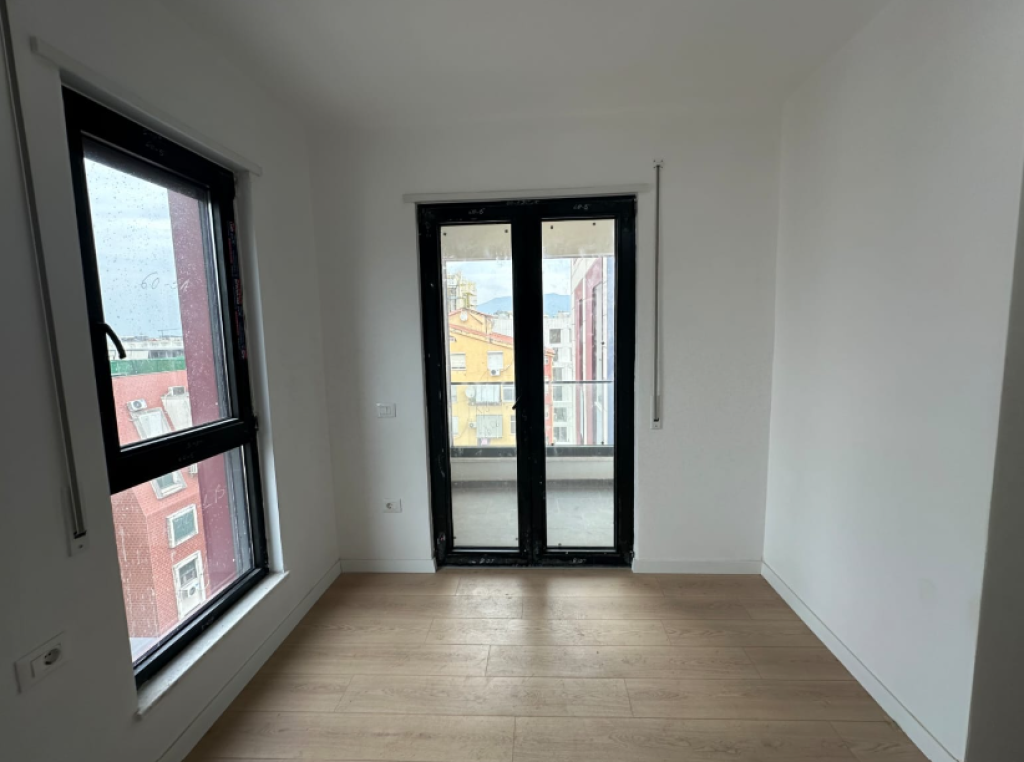 🏡 Shitet Apartament 3+1 – Komuna e Parisit