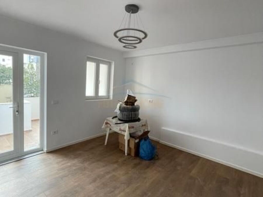 Shitet, Apartament 1+1+Garderobë, Tregu Elektrik , Tiranë.