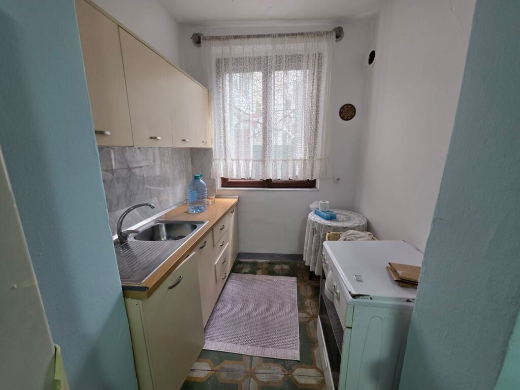 Jepet me Qira Vilë 1-Katëshe me Oborr – Qendër, pranë Kafe Flora !