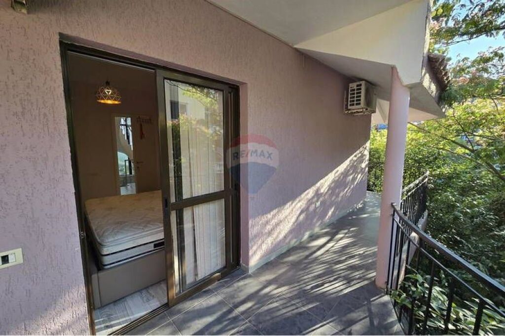 Vilë Tre Katëshe në Shitje në Golem