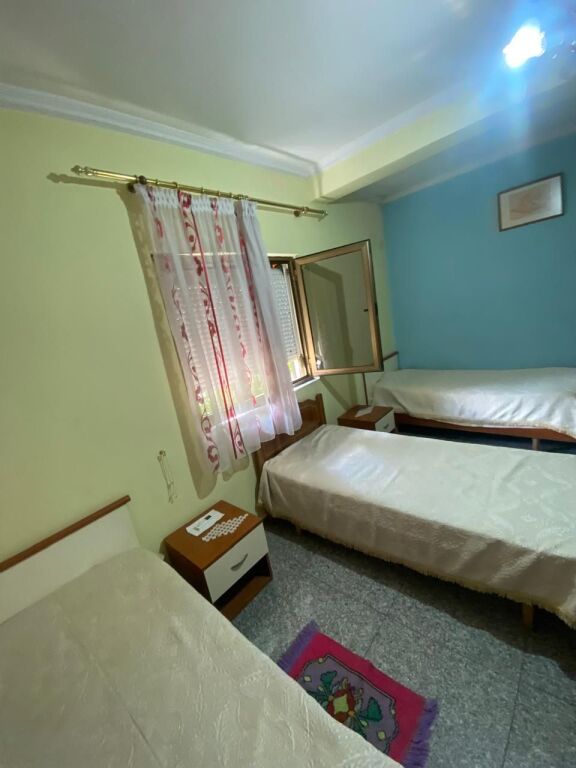 21-Dicembre Appartamento 2+1 in affitto  ✅Informazioni sugli ingressi ; ♦️ Superficie netta: 100 m² ✅Organizzazione : ♦️ Soggiorno ♦️ Cucina ♦️ 2 Camere da letto ♦️ 1 Bagno ✅Altri dettagli : Ingresso privato  📶 Palazzo 2° piano Posizione :21-Dicembre, vicino Hotel Mondial Prezzo affitto : 50.000 Leke