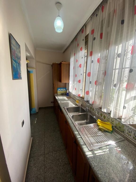 21-Dicembre Appartamento 2+1 in affitto  ✅Informazioni sugli ingressi ; ♦️ Superficie netta: 100 m² ✅Organizzazione : ♦️ Soggiorno ♦️ Cucina ♦️ 2 Camere da letto ♦️ 1 Bagno ✅Altri dettagli : Ingresso privato  📶 Palazzo 2° piano Posizione :21-Dicembre, vicino Hotel Mondial Prezzo affitto : 50.000 Leke