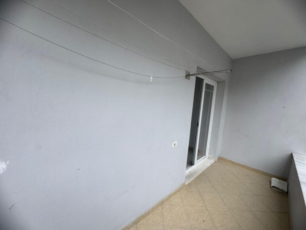 Jepet apartament me qira 1+1+ ballkon në zonën e Selitës së Vogël !