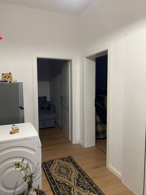 Jepet me qira 1+1+parkim RRUGA 5 MAJI 400 mije leke