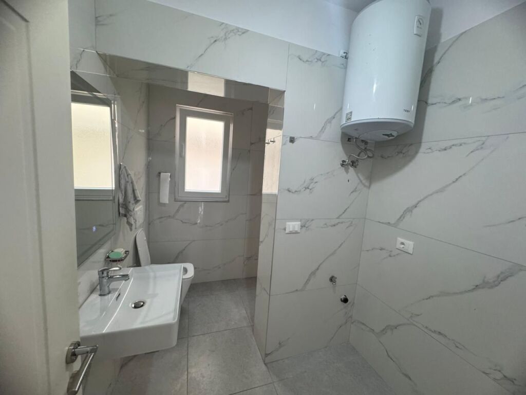 Jepet apartament me qira 1+1+ ballkon në zonën e Selitës së Vogël !