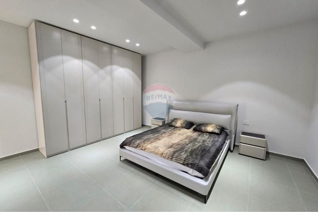 Jepet Vile me qira , Farke