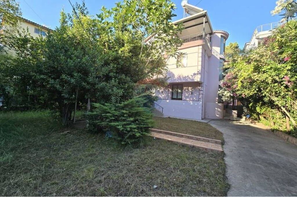 Vilë Tre Katëshe në Shitje në Golem