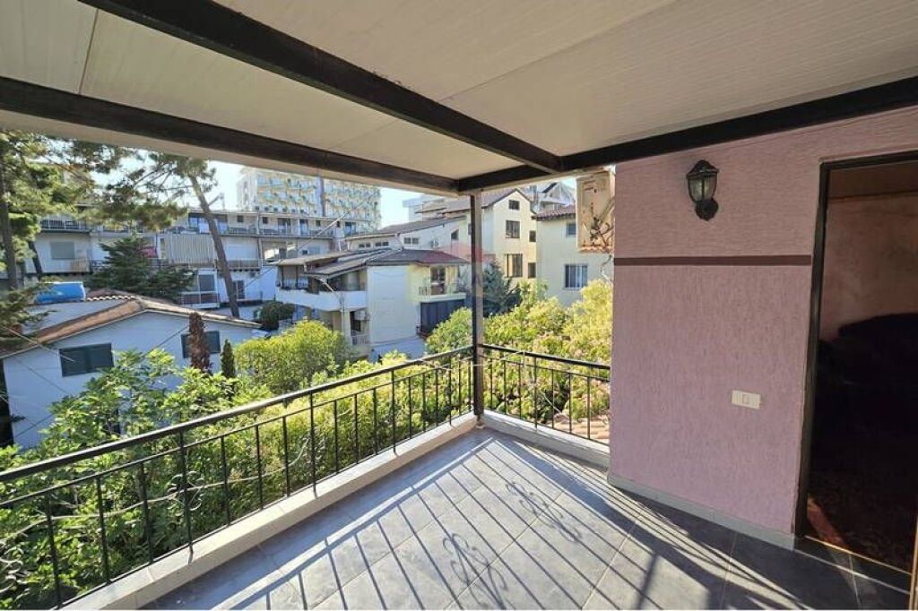 Vilë Tre Katëshe në Shitje në Golem